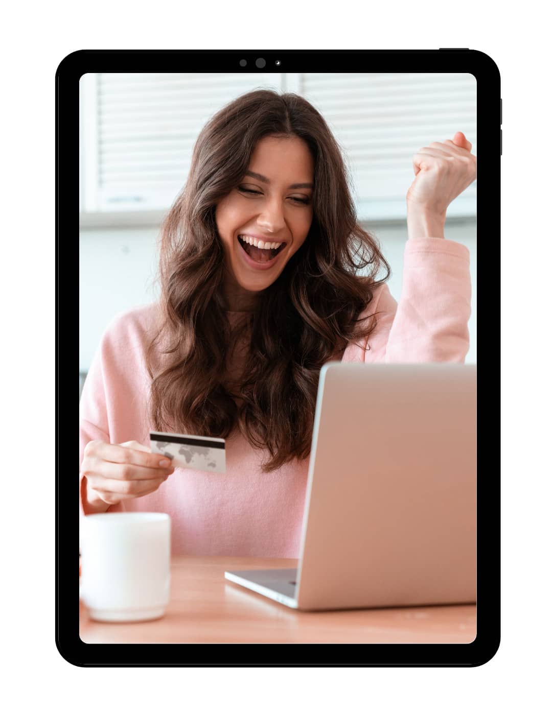 zadowolona-kobieta-laptop-karta-zakupy-online-oferta-wspolpracy