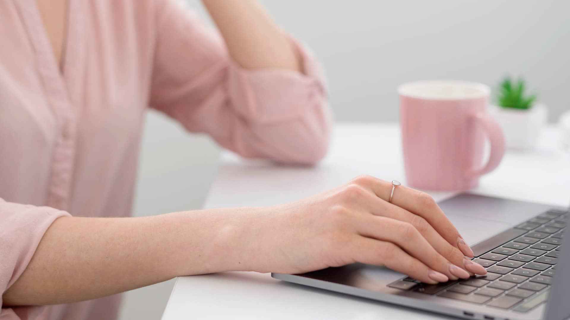 kobieta-pracuje-przy-laptopie-jak-zaczac-prace-jako-wirtualna-asystentka