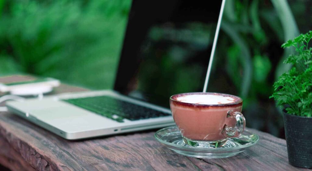 laptop-kawa-las-przygotowanie-do testu-online-badajacego-talenty-gallupa